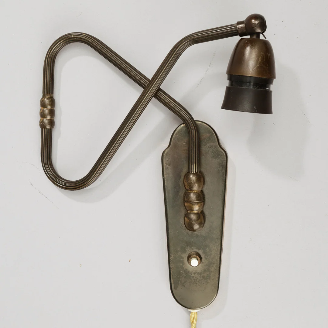 Væglampe af mørkpatineret messing med kanneleret svingarm og justerbar fatning, dansk lampeproducent, 1940/50'erne. — Wall Lights — Palsgaard Kunstauktioner