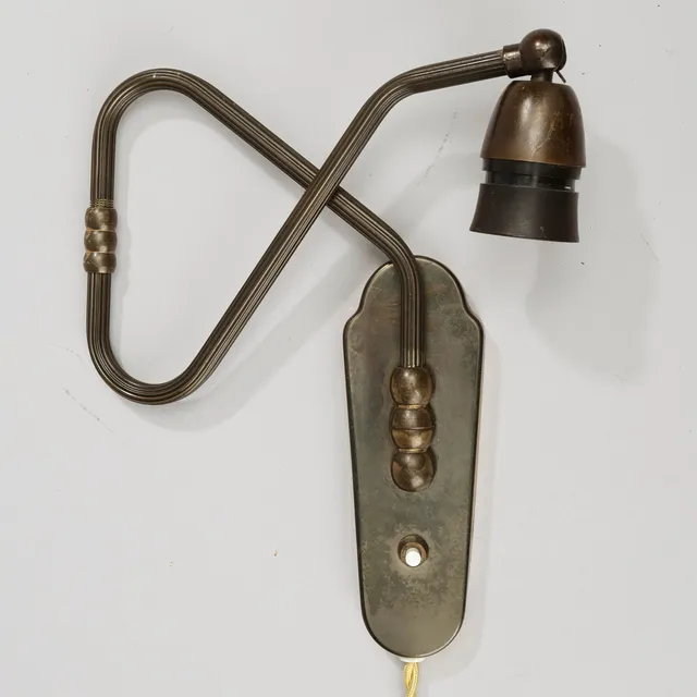 Væglampe af mørkpatineret messing med kanneleret svingarm og justerbar fatning, dansk lampeproducent, 1940/50'erne.