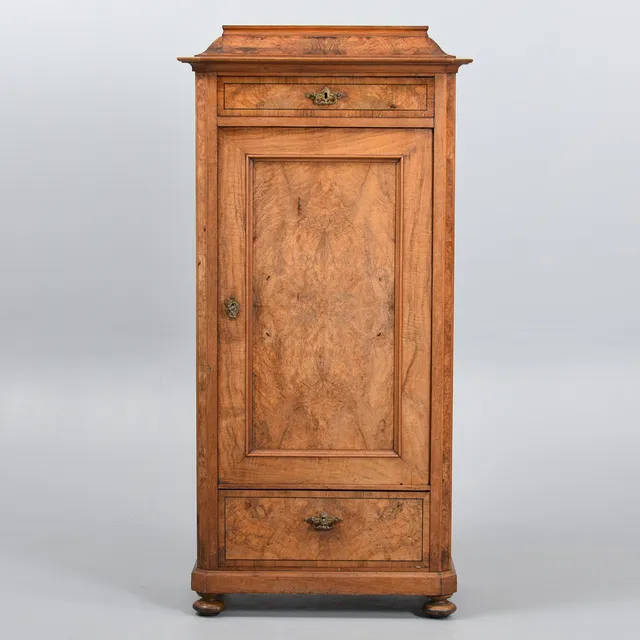 CHRISTIAN VIII SKAB af fineret valnød, Danmark, 1800-tallets midte.