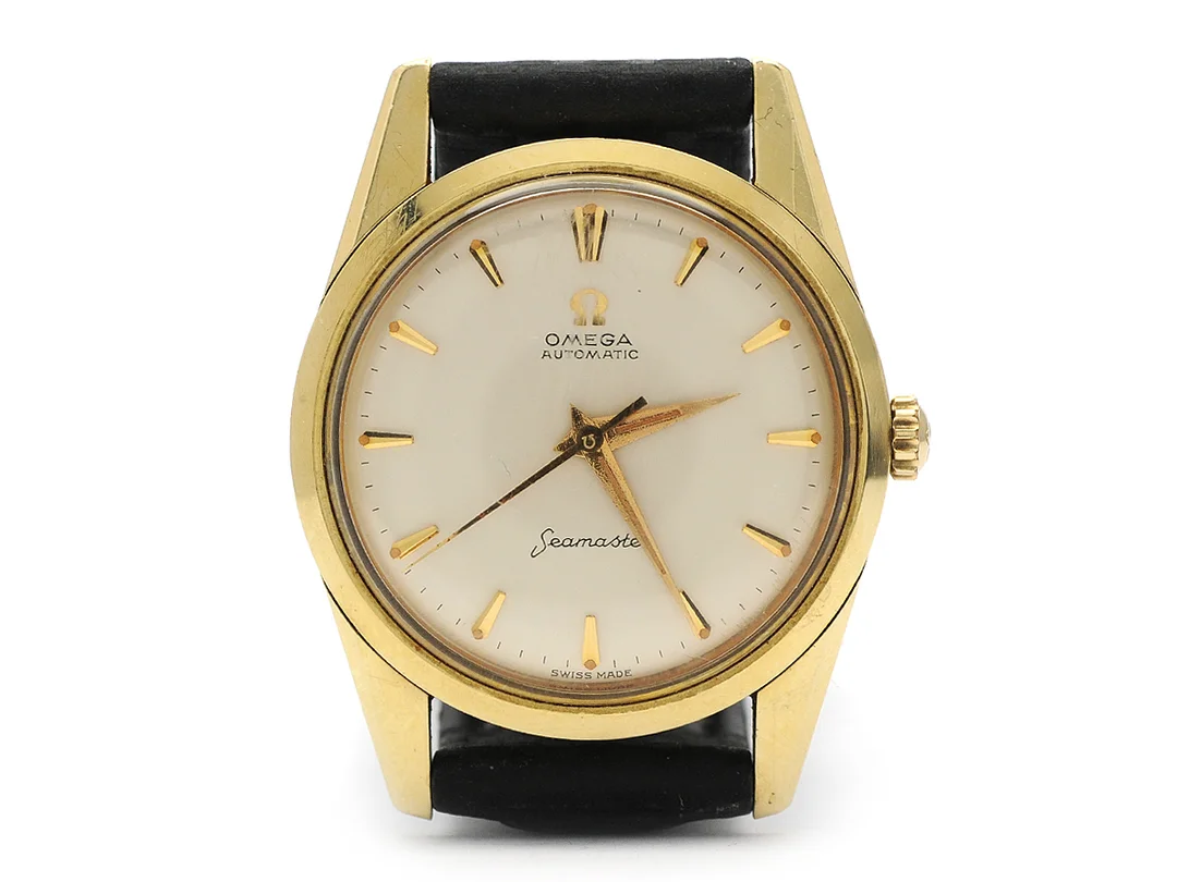 OMEGA, Seamaster, Cal 552, Serie nr. 18210816, Ref nr. KO 14700, Boett nr. 14700 4 SC, herrur, 33,5 mm, guld på stål, automatisk, plexiglas, skadad urtavla, gummiband, ca 1961. — Klockor/Omega — Kaplans