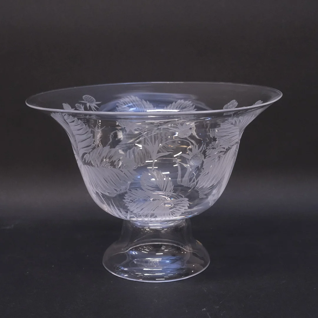 LISA BAUER. GLASSKÅL PÅ FOT, KOSTA. — Utility glass — Björnssons Auktionskammare