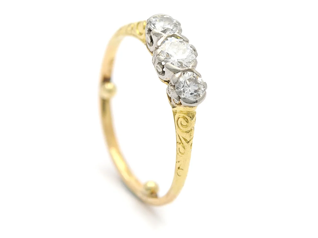 RING, 18K guld/platina, 3 gammalslipade diamanter ca 0,45 ctv, ca W/VS, stl 16,5 mm, storleksminskad med kulor, vikt 2,6 g. — Smycken/Ring — Kaplans