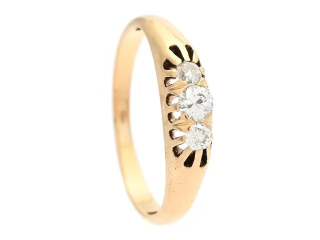 TRESTENSRING, 18K guld, äldre briljantslipad diamant och 2 gammalslipade diamanter 0,25 ctv enligt gravyr, ca W/VS-P, Gustaf Dahlgren & Co, Malmö 1915, stl 16,25 mm, vikt 2,7 g, kraftigt nedslitna klor.