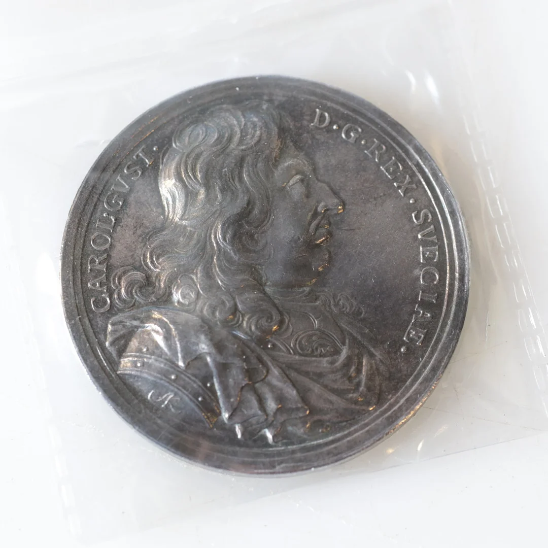 MEDALJ, silver, Karl X Gustav, Kungens lugn och självförtröstan, utförd av A. Karlsteen 1702. Vikt 63,6 gram. — Orders & Medals — Gomér & Andersson Nyköping