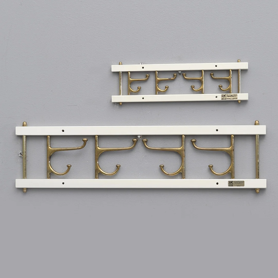 KLÄDHÄNGARE, 2 st, "Dekorativ", AB Skoglunds metallgjuteri, Anderstorp, 1950-60-tal. — Other — Crafoord Auktioner Malmö