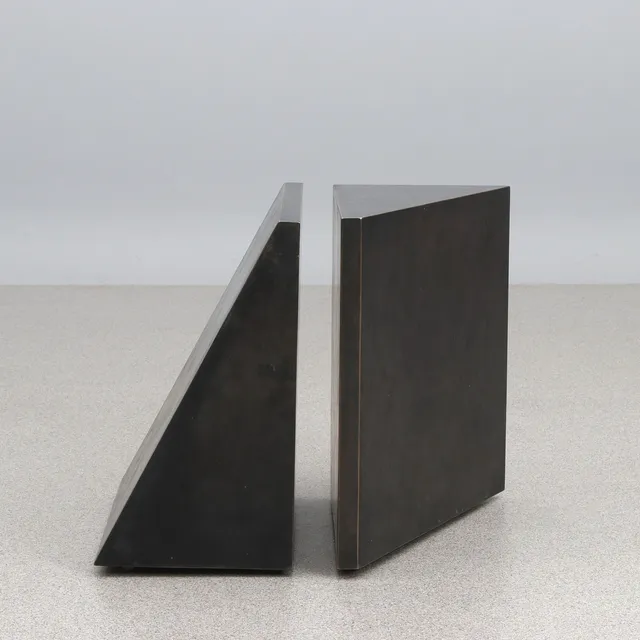 CARL MAGNUS. SKULPTUR. Patinerad brons. Geometrisk figur i två delar. Osignerad.