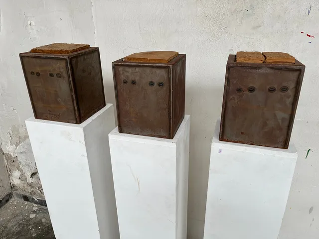 WERNER SCHLEGEL. 3 x Stahlskulpturen auf Sockel. 2002 (6-124).
