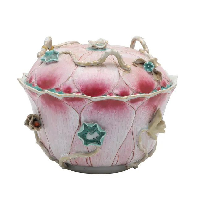 18THC CHINESE FAMILLE ROSE LIDDED BOWL.