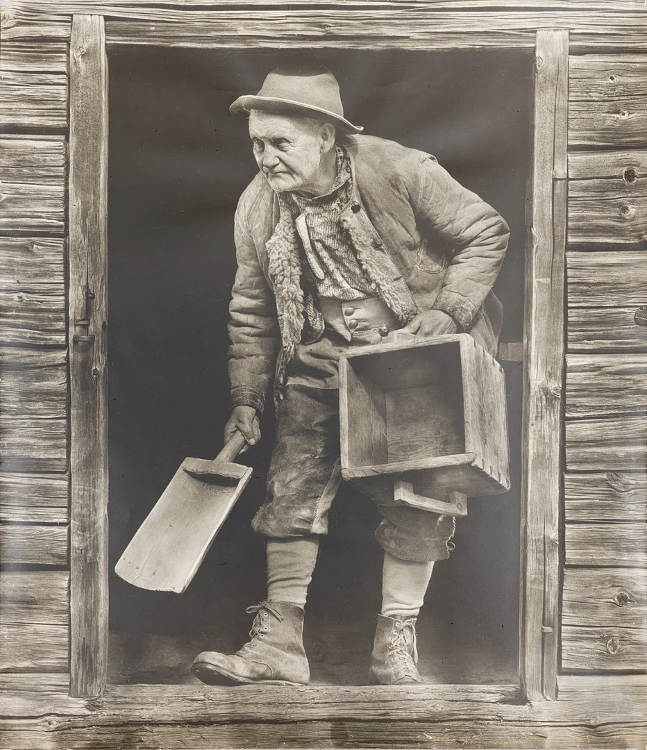 PER FORSELL. Fotografi, Porträtt av man med träredskap, osignerat, 1900-talets andra hälft. — Photography — Auktionshuset Kolonn