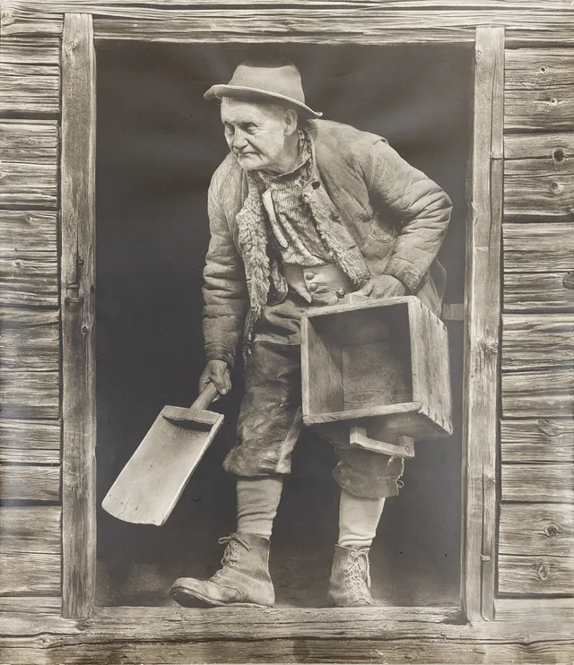 PER FORSELL. Fotografi, Porträtt av man med träredskap, osignerat, 1900-talets andra hälft.