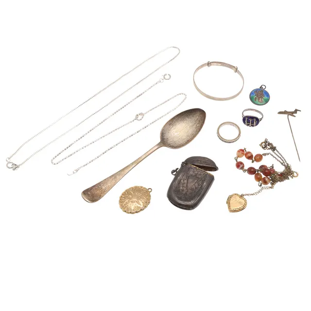 SILVER ITEMS OF JEWELLERY, A VESTA CASE ETC.