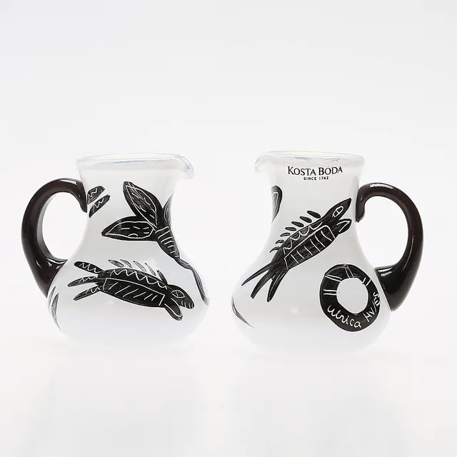 ULRICA HYDMAN-VALLIEN. Tillbringare, 2 st, glas, "Caramba", Artist collection, Kosta Boda, signerade.