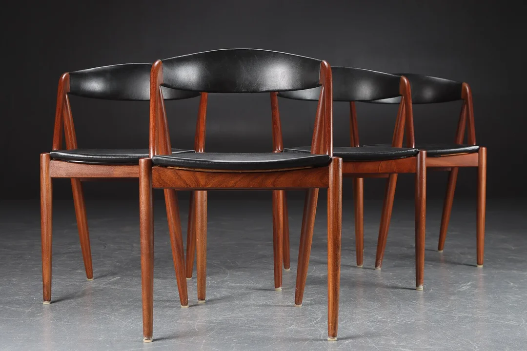 Kai Kristiansen. Et sæt på fire stole, model 31 af teaktræ. (4) — Furniture/Chairs — Lauritz