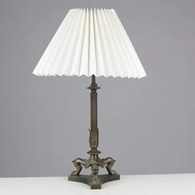 M.G. BINDESBØLL (1800-1856) OG VILHELM BISSEN (1836-1913). Bordlampe af bronze med kanneleret stamme på trepas fodstykke, starten af 1900-tallet.