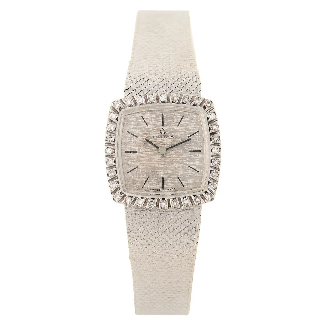 14k white gold with diamond-set bezel. Mechanical movement with manual winding, cal. 13–22. Integrated Certina bracelet of 14k white gold with folding clasp. Circumference approximately 17 cm. 22.5×22.5 mm. The watch weighs app. 38 g. 1960s. — Clocks & watches/Wristwatches — Bruun Rasmussen