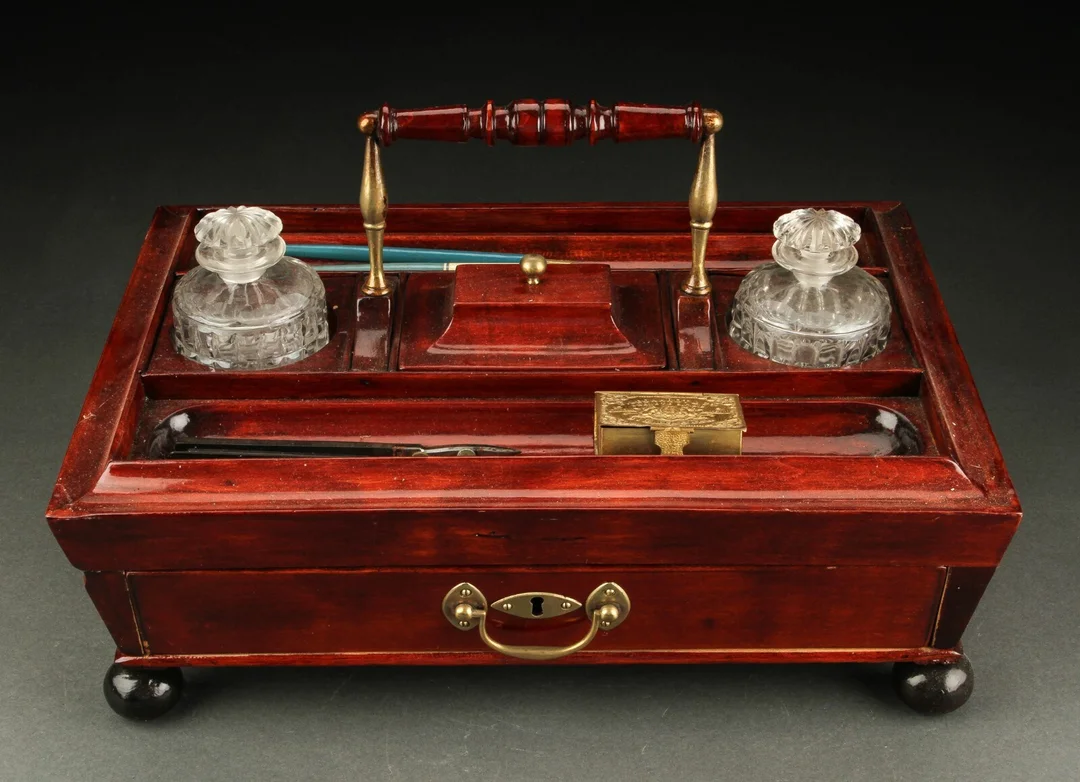 Skrivesæt af mahogni. — Hobby and collectibles/Collectibles — Lauritz