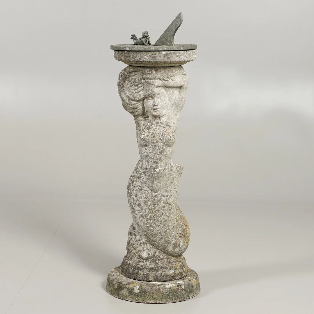A RECONSTITUTED STONE / CONCRETE SUNDIAL. — Garden — Lawrences Auctioneers