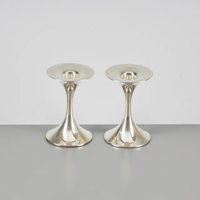 TAPIO WIRKKALA. LJUSSTAKAR, Trumpet, ett par, silver. Kultakeskus 2009.