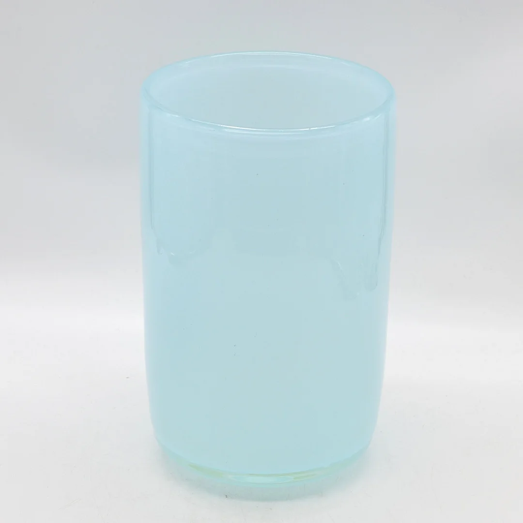 HELLBLAUE VASE, OPALGLAS, ZYLINDRISCHE FORM, UM 1970ER JAHRE, HÖHE CA. 24,5 CM. — Art glass — Kunst- und Auktionshaus Kleinhenz