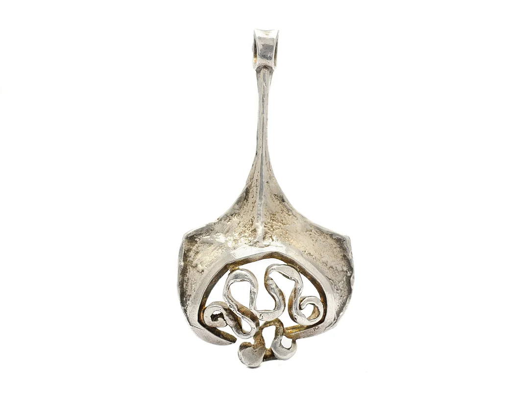 HÄNGE, sterlingsilver, design Erik Robbert för Nordisk Kokusai, Stockholm 1974, ca 8,3 cm, vikt 28,4 g. — Smycken/Hänge — Kaplans