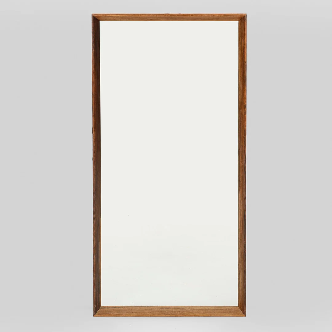 DANSK DESIGN. Væghængt spejl med ramme af palisander, 1950/1960'erne. — Mirrors — Palsgaard Kunstauktioner