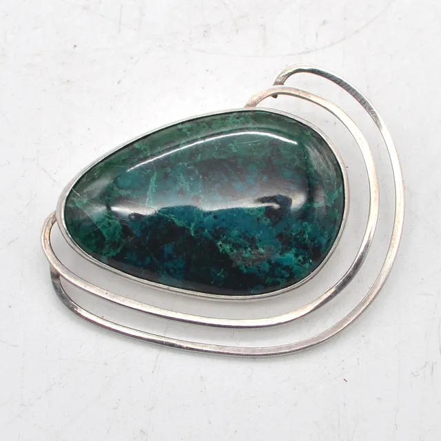 DESIGNERBROSCHE MIT ELIAT-STEIN, TROPFENFORM, STERLINGSILBER, ISRAEL, 20. JAHRHUNDERT.