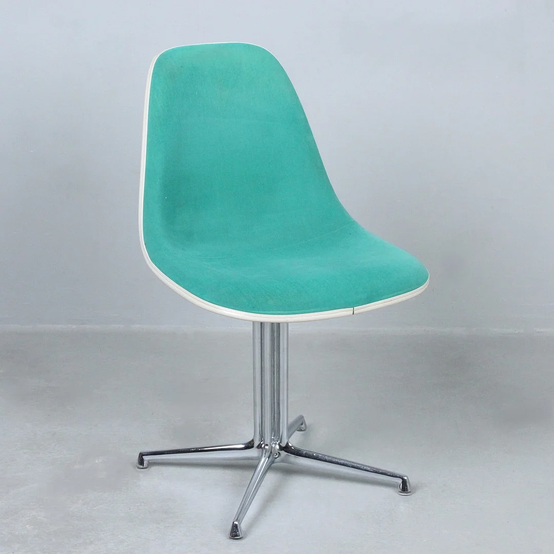 CHARLES & RAY EAMES. Vitra. Stuhl / Schalenstuhl, Fiberglas, 'La Fonda'-Gestell. — Armchairs & Chairs — Stockholms Auktionsverk Düsseldorf/Neuss