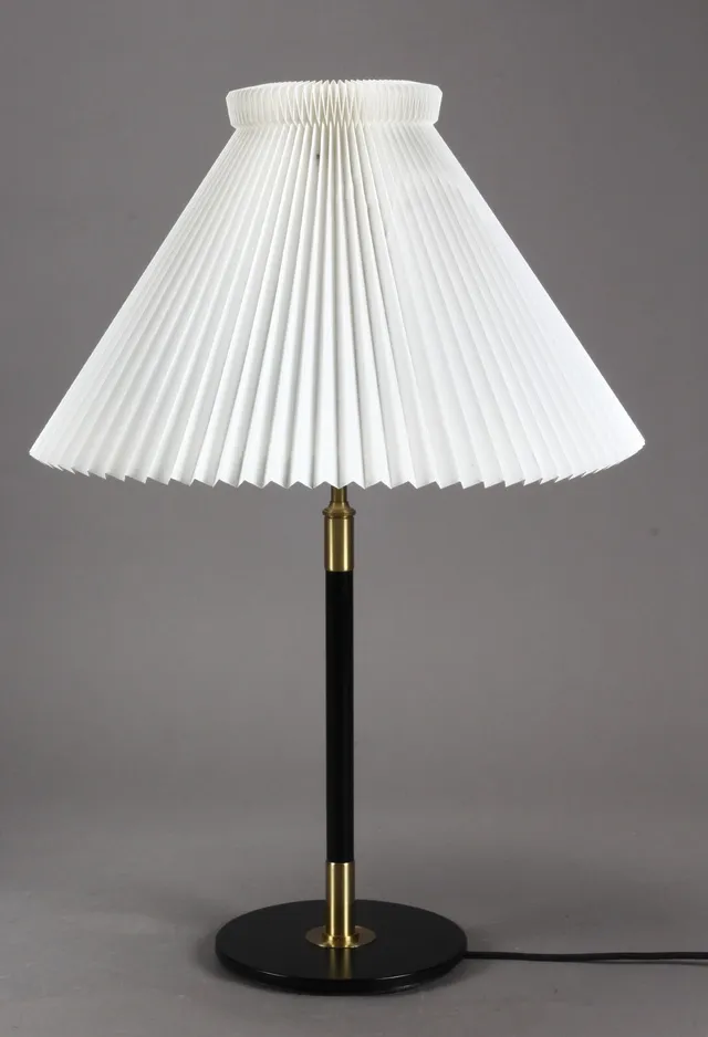 Aage Petersen for Le Klint. Bordlampe model 352