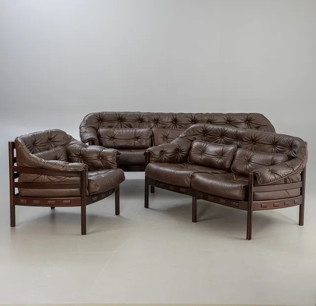 SVEN ELLEKAER. Coja, Sitzgruppe. 2 Sofas + 1 Sessel, 1970er Jahre (3).