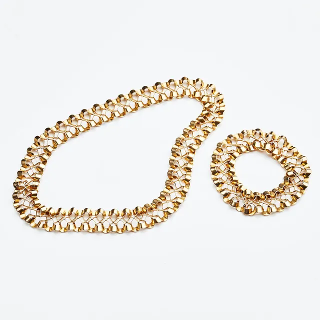 THERESIA HVORSLEV. Garnityr, collier samt armband, 18 k guld, för Alton, Falköping, 1970 resp 1971.