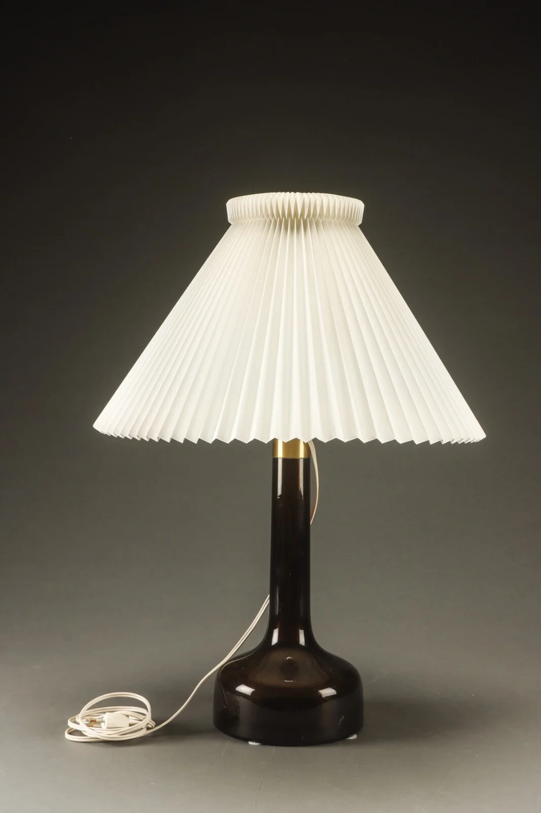 Gunnar Biilmann Petersen for Holmegaard / Le Klint. Bordlampe af glas, model 302 — Lamps and lighting/Table lamps — Lauritz