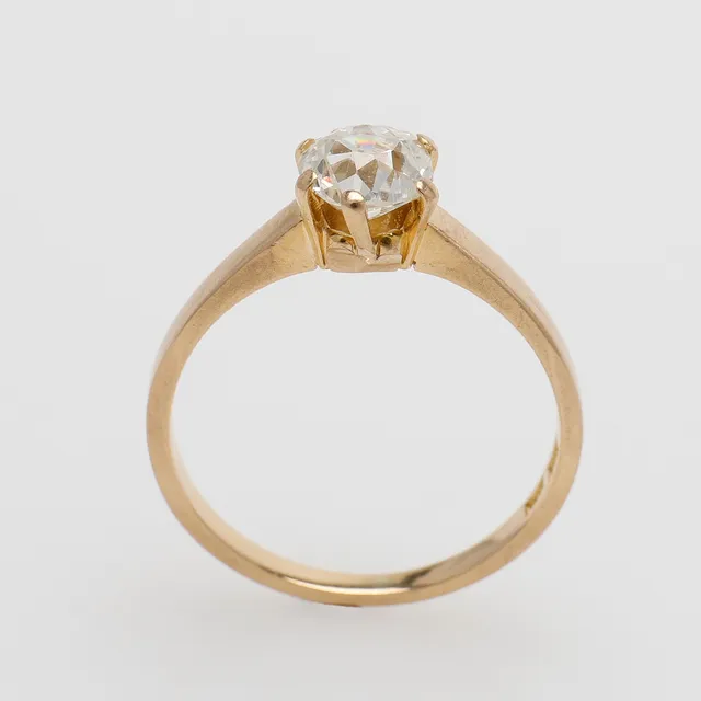 SOLITÄRRING MED DIAMANT.