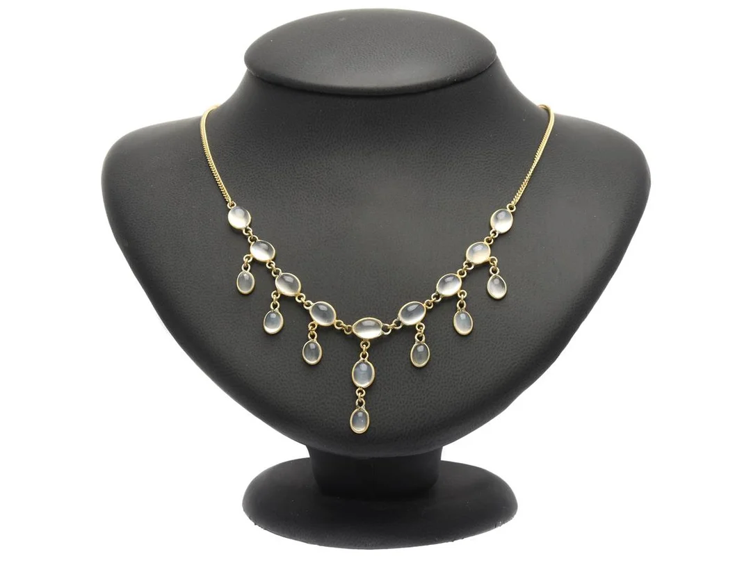 COLLIER, förgyllt silver, 17 cabochonslipade månstenar, längd 45 cm, vikt 9,0 g. — Smycken/Collier — Kaplans