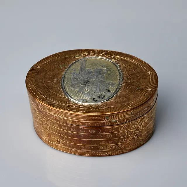DOSA, 1700/1800-tal, stomme i förgylld brons samt plakett i förgyllt silver.