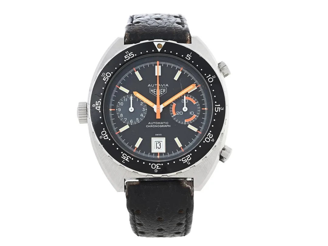 HEUER, Autavia, "Orange Boy", "60 Minutes Bezel", Cal 12, Serie nr. 300956, Ref nr. 11630 MH, kronograf, herrur, 42,5 mm, stål, automatisk (micro-rotor), mineralglas (repor), datum, boett signerad "Heuer-Leonidas SA", läderband, originalspänne, ca 1977. — Klockor/Heuer — Kaplans