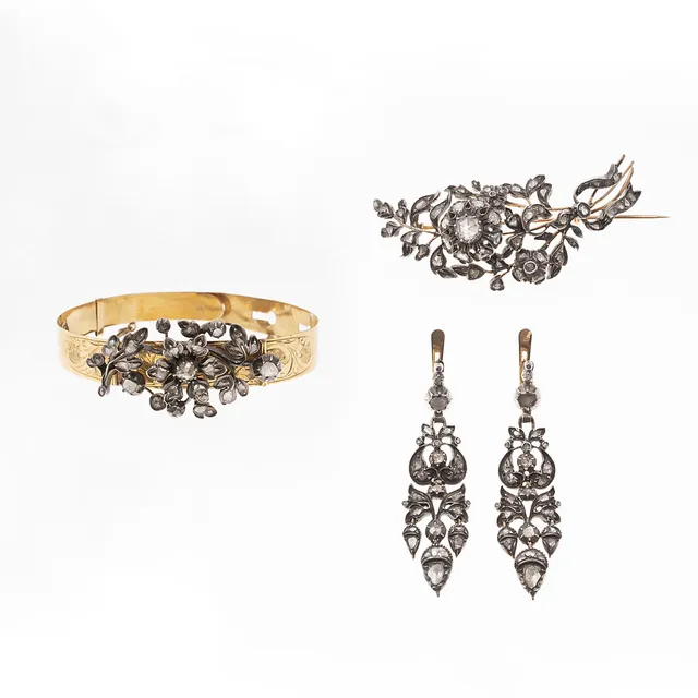 Elizabethan jewellery set including a bracelet, a brooch and earrings, 19th Century.