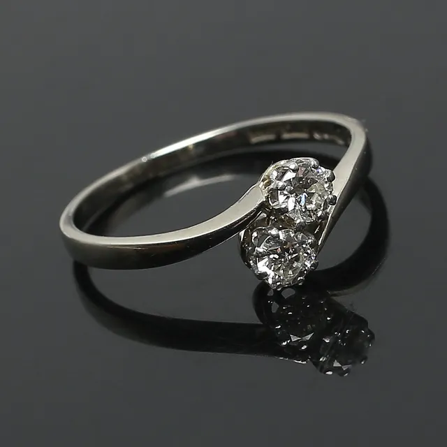 TVILLINGRING, 18K guld med diamanter om totalt ca 0,30cvt, J Petterssons Eftr Juvelerar Ab, Stockholm 1942.