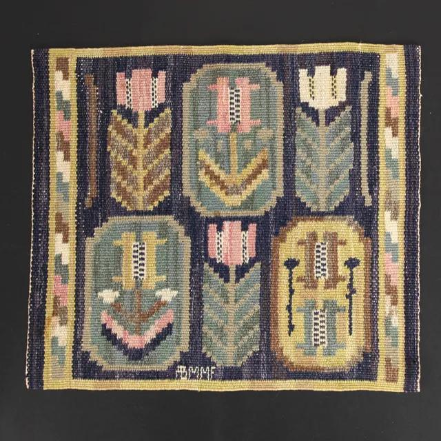 MÄRTA MÅÅS-FJETTERSTRÖM. 1873-1941. Vävnad "Medaljonger", ull på ullvarp, gobelängteknik, 41 x 45 cm. Komponerad 1926, tillverkad efter 1941, signerad ABMMF.