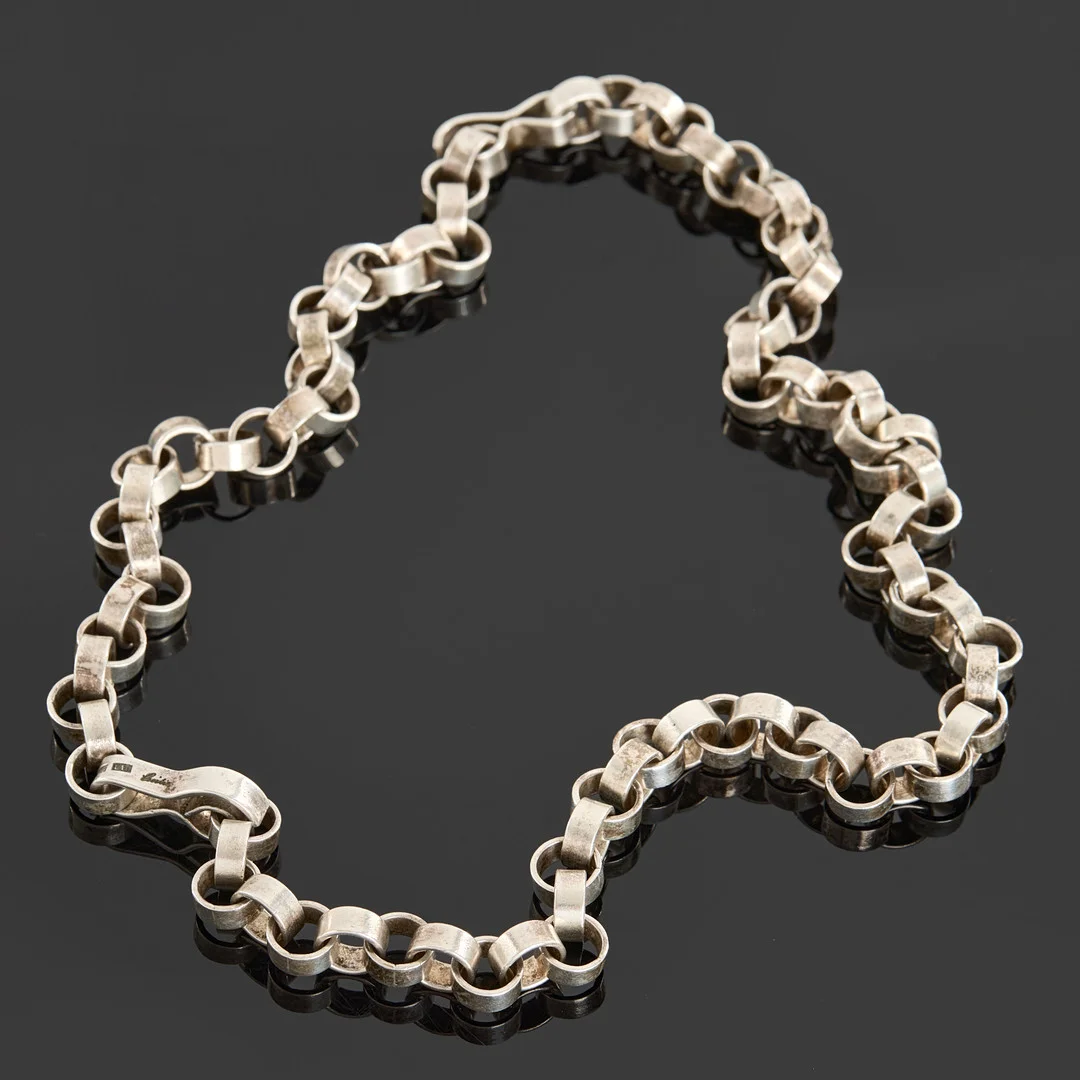 CECILIA JOHANSSON. Collier, silver, form av ärt-länk, signerad Cecilia, Guld & Silversmederna Cecilia-Ki, Göteborg, 1985. — Necklace — Crafoord Auktioner Stockholm