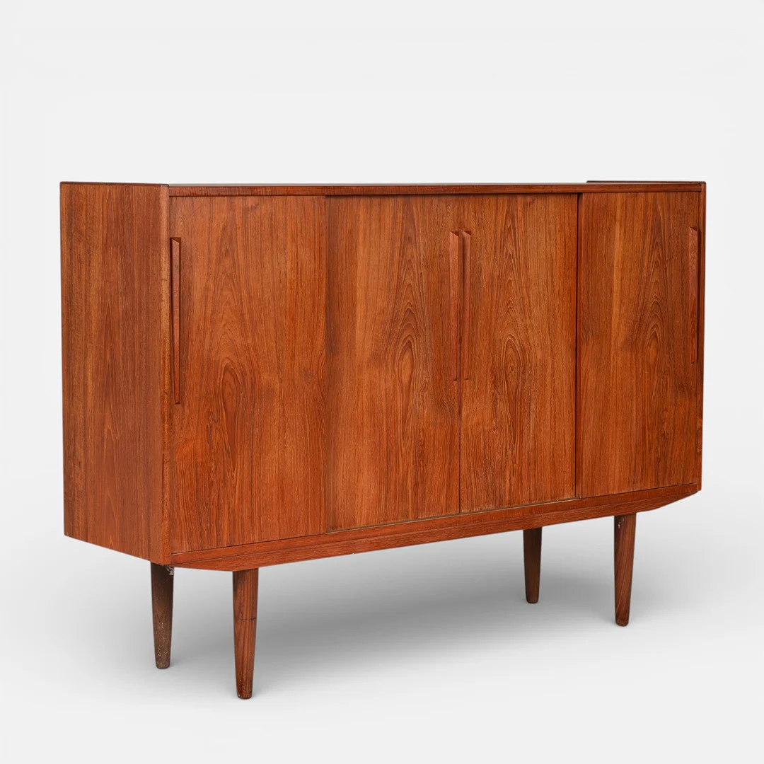 DANSK MØBELDESIGN. Skænk af teaktræ med skydelåger, hylder og skuffer, 1960'erne. — Cupboards, Cabinets & Shelves — Palsgaard Kunstauktioner