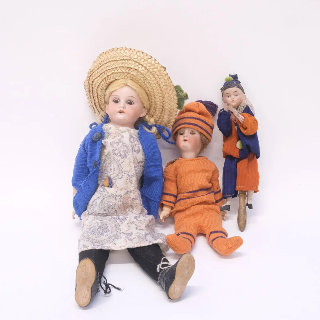 TRE DOCKOR, 1900-TALETS FÖRSTA HÄLFT. — Dolls & Teddybears — Björnssons Auktionskammare