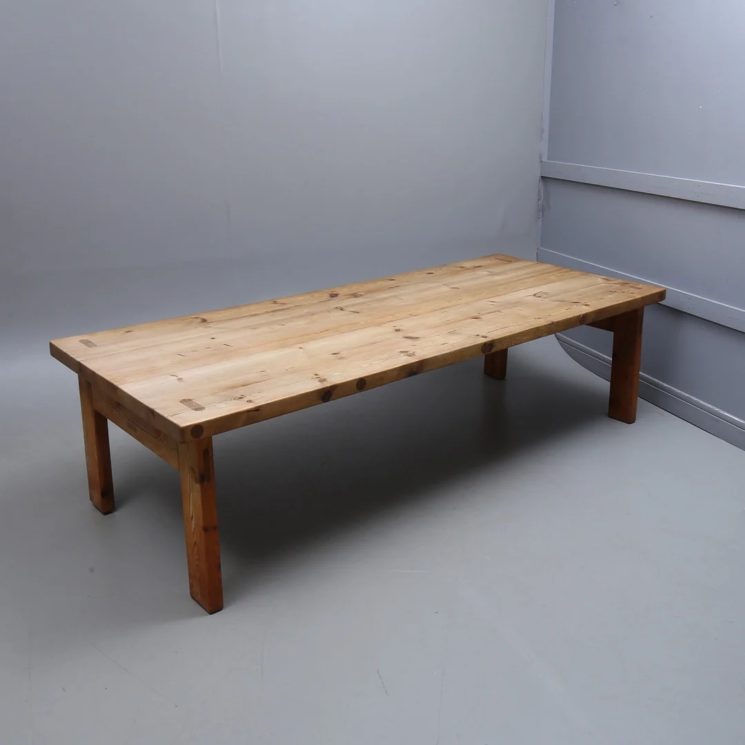 ROLAND WILHELMSSON. Bord, furu. — Tables — Auktionshuset Kolonn