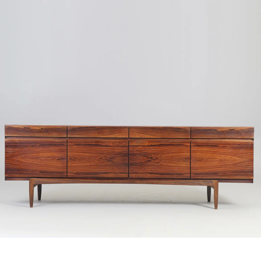 IB KOFOD-LARSEN (1921-2003). Lav skænk af palisander, model FA66, 1960'erne. — Cupboards, Cabinets & Shelves — Bidstrup Auktioner