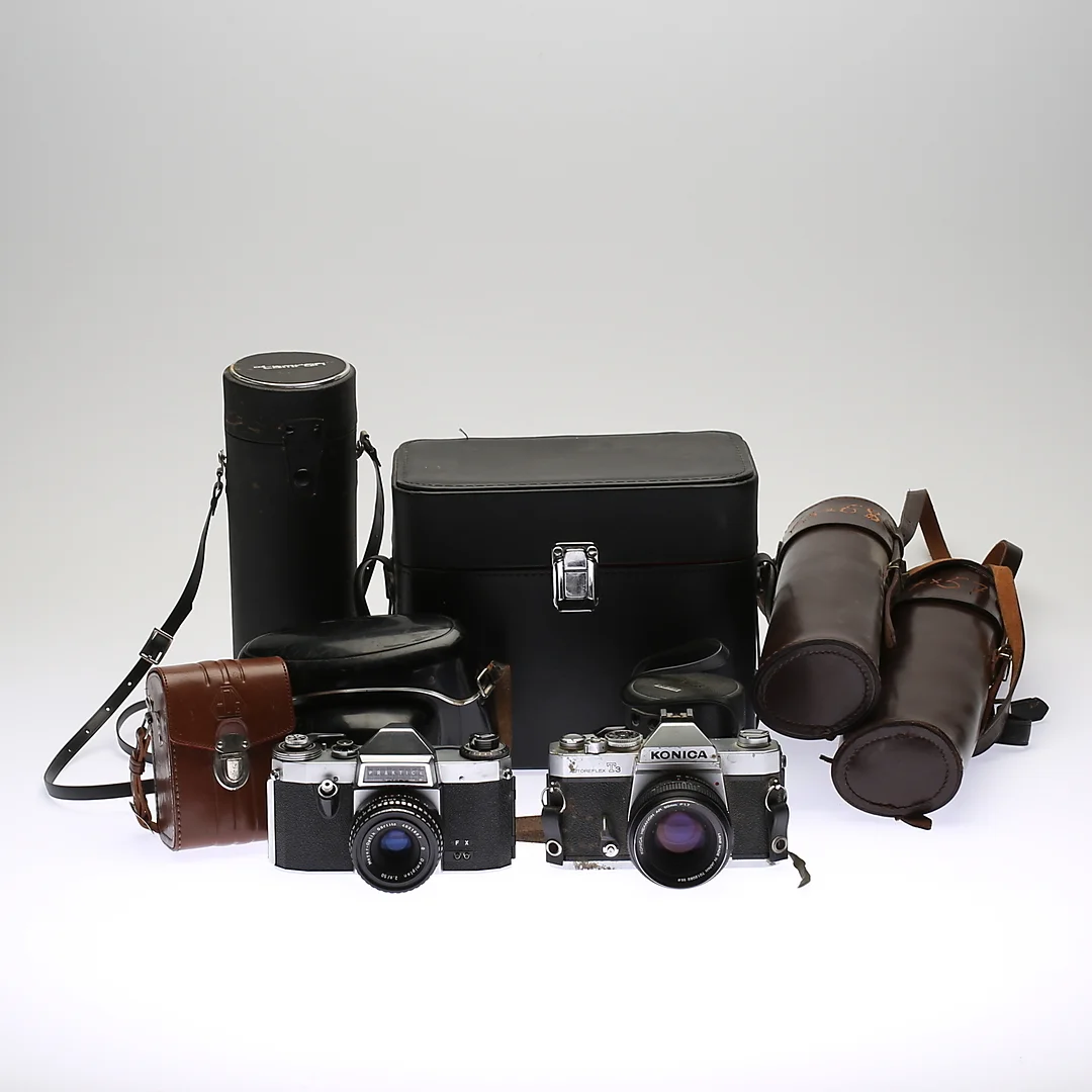 KAMEROR OCH OBJEKTIV, bl a Konica och Practica. — Cameras & accessories — Gomér & Andersson Norrköping