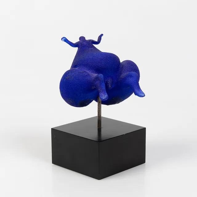 KJELL ENGMAN. Skulptur "Blå Folket", på sockel, Kosta Boda, Kjell Engman Atelier, upplaga om 300.