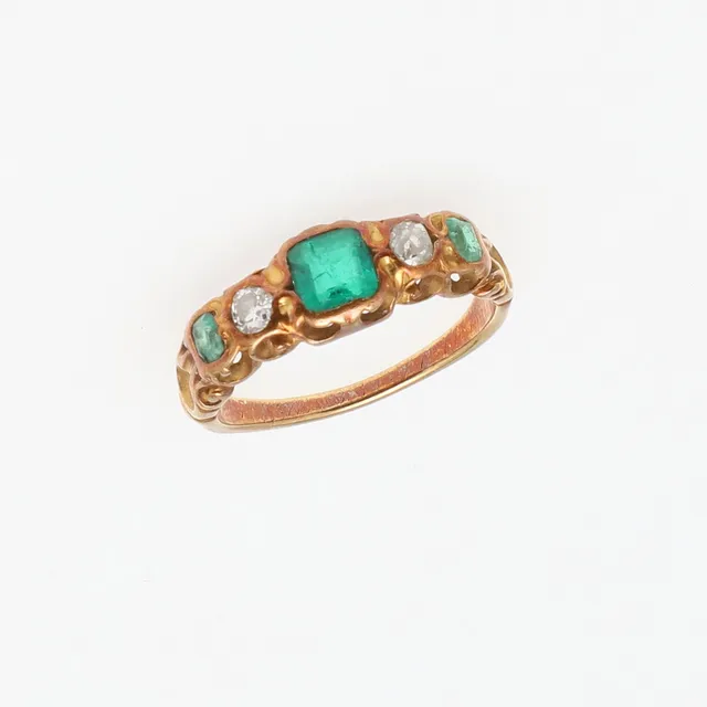 AN ANTIQUE EMERALD AND DIAMOND FIVE STONE RING.