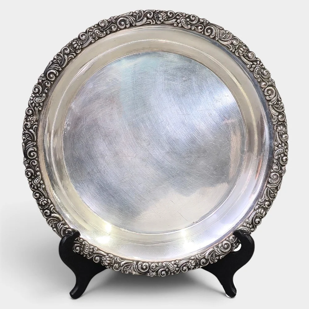 Bandeja redonda con borde vegetal. — Silver — Barcelona Auctions