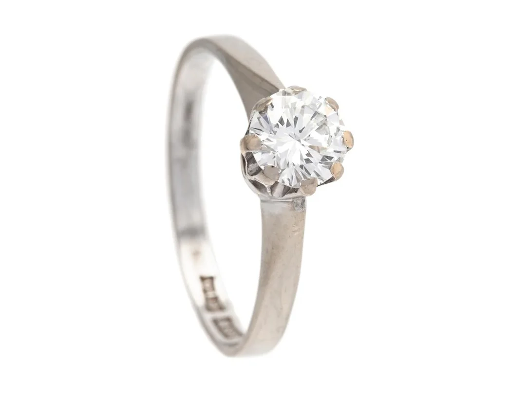 ENSTENSRING, 18K vitguld, briljantslipad diamant 0,59 ct enligt gravyr, ca TW/VS, Garantidiamanter Ab, Stockholm 1977, stl 17,5 mm, vikt 2,7 g. — Smycken/Enstensring — Kaplans