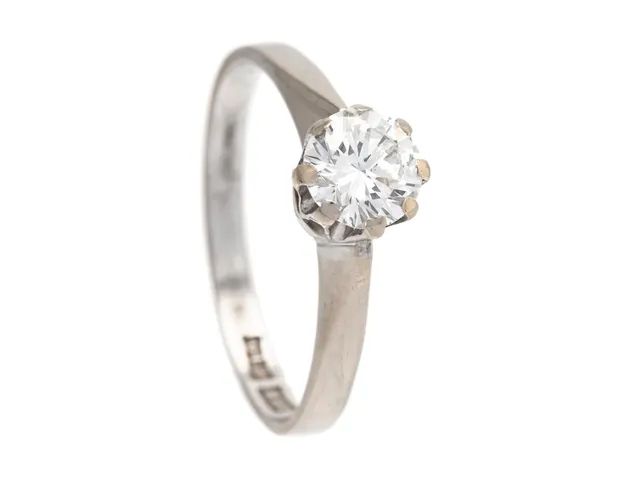 ENSTENSRING, 18K vitguld, briljantslipad diamant 0,59 ct enligt gravyr, ca TW/VS, Garantidiamanter Ab, Stockholm 1977, stl 17,5 mm, vikt 2,7 g.