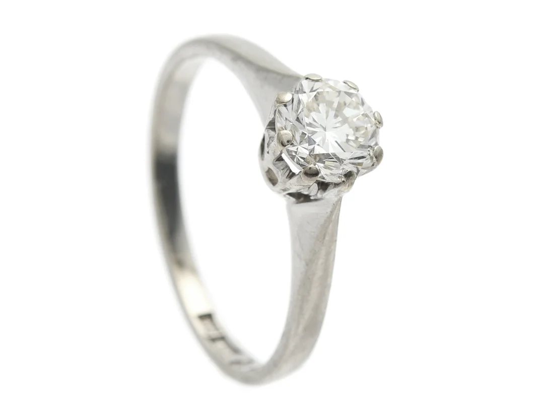 ENSTENSRING, 18K vitguld, briljantslipad diamant 0,70 ct enligt gravyr, ca TCa(K)/SI1, Rosengren & Eriksson, Stockholm 1961, stl 16,5 mm, vikt 2,5 g. — Smycken/Enstensring — Kaplans